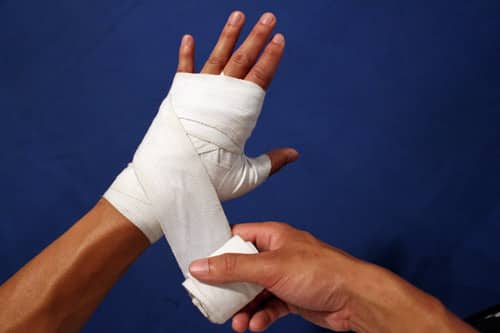 how to put on kickboxing hand wraps