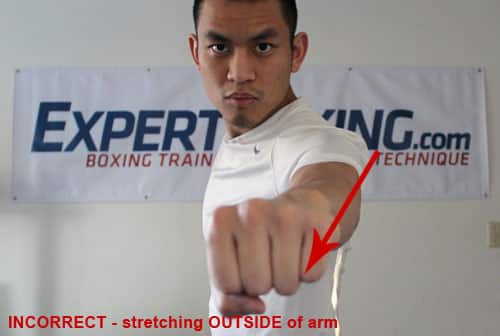 https://expertboxing.com/wp-content/uploads/2012/03/incorrect-straight-punch.jpg