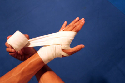 how to wrap knuckles for boxing